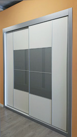 Armario empotrado de puertas correderas, combinado melamina blanca con cristal lacdo gris